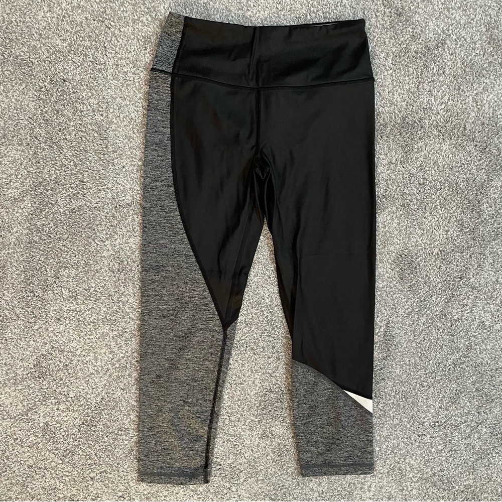 Victoria’s Secret VSX Sport Knockout Size S Gray/Black Capri Leggings